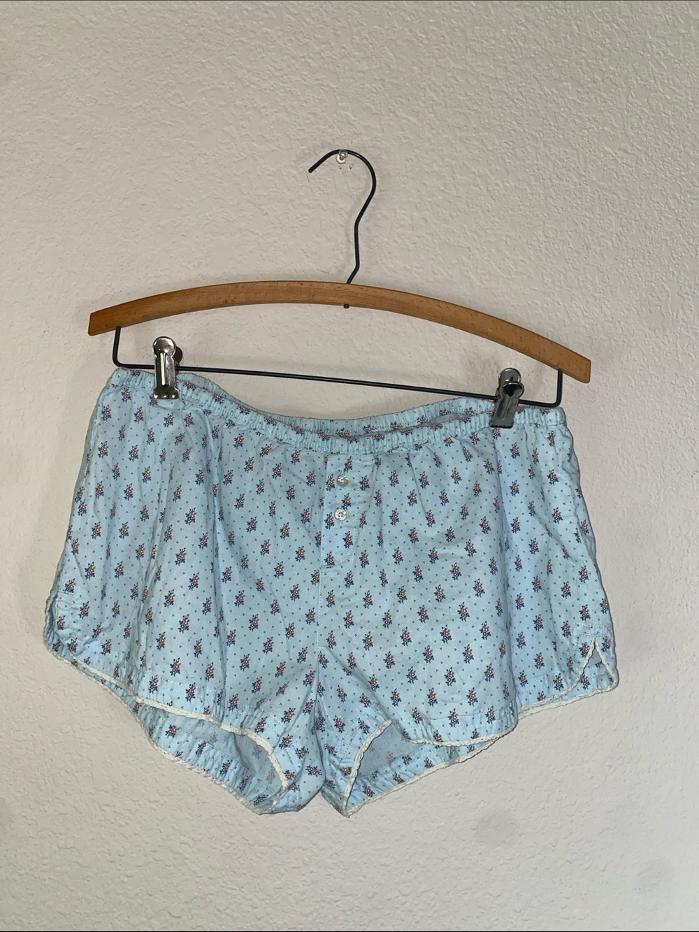 💋Y2K Aerie floral shorts with lace trim on bottoms with elastic waistband! - Picture 2 of 13